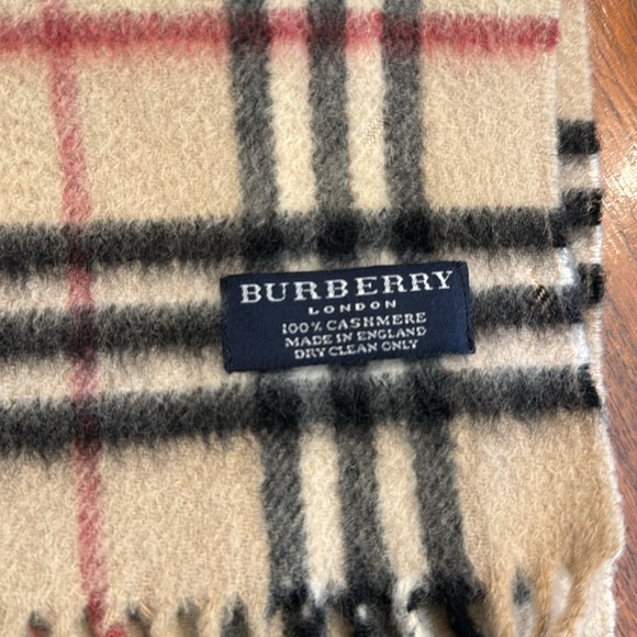 Burberry Scarf - Picture 4 of 7